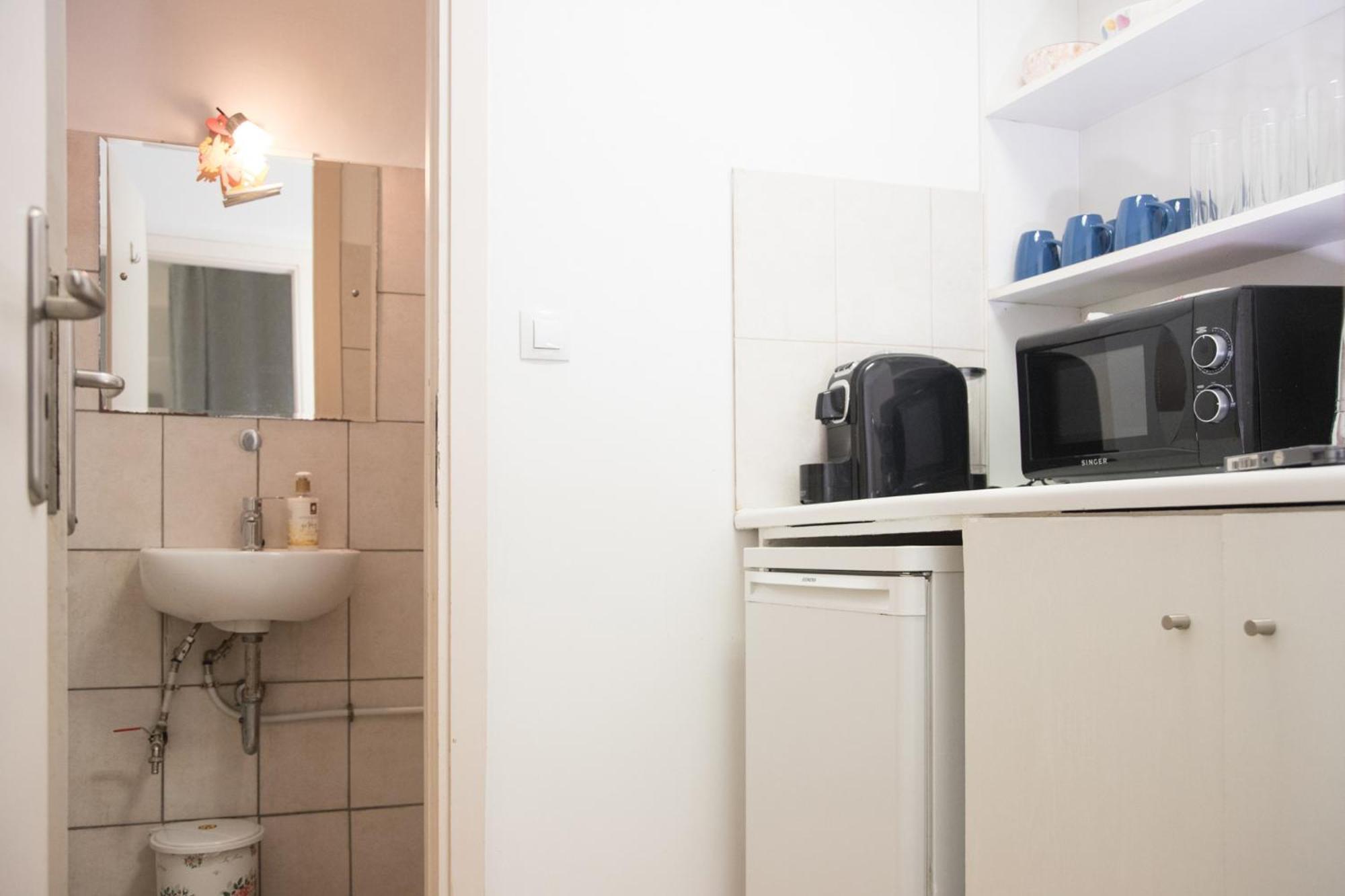 Comfort 2 Minutes From The Metro Атина Екстериор снимка